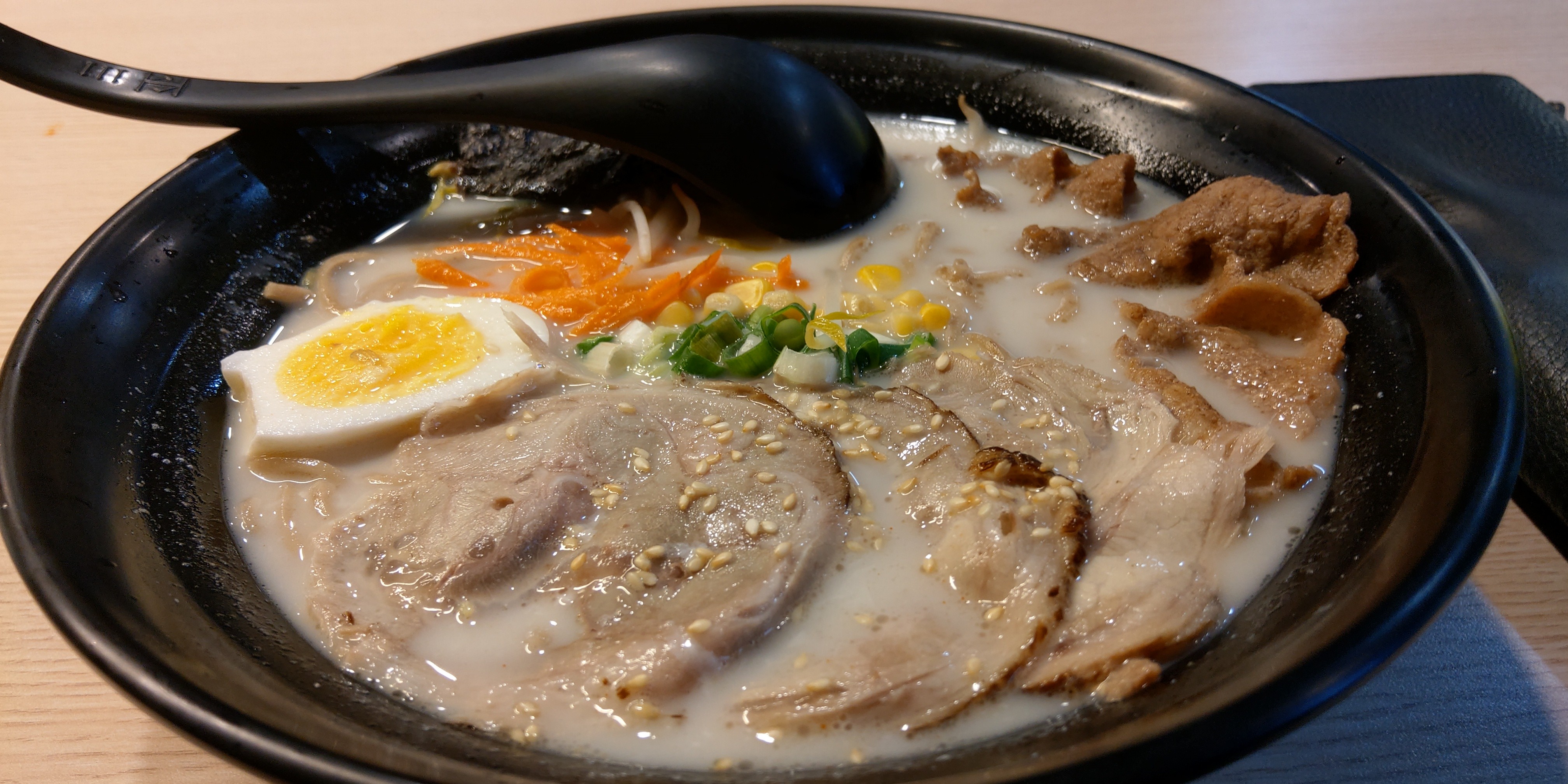 沒想到是用拉麵開場～